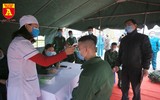 Tân binh đeo khẩu trang, kiểm tra thân nhiệt trong ngày nhập ngũ